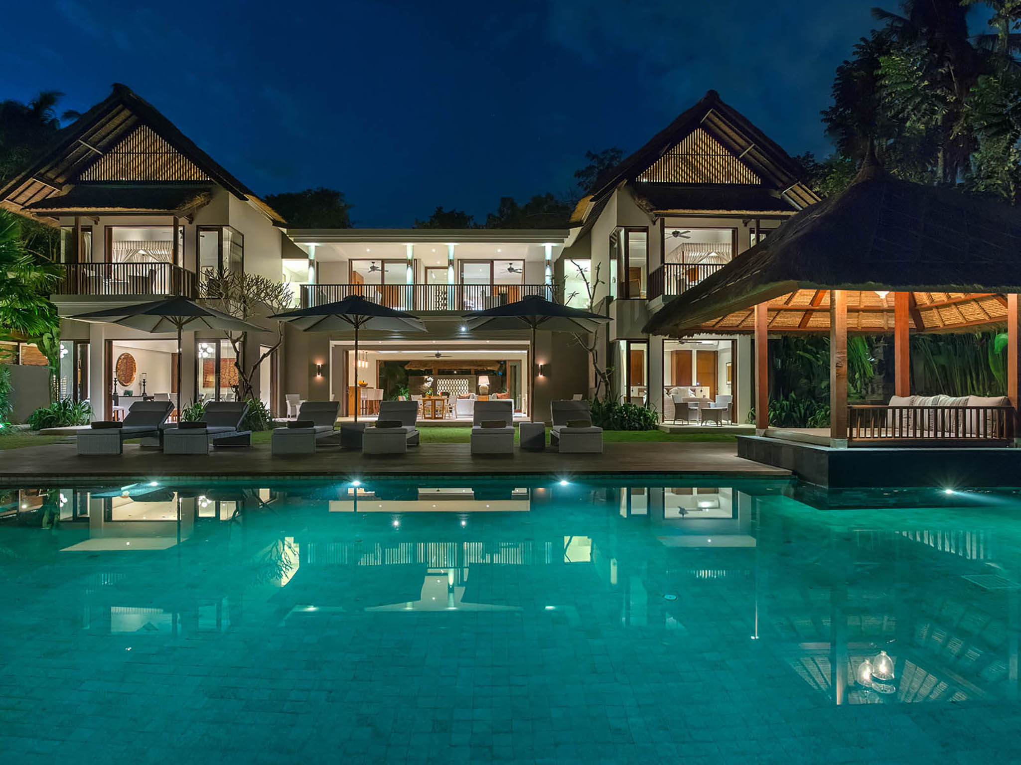 Seseh Beach Villa II - The villa at night - Seseh Beach Villa II, Seseh-Tanah Lot, Bali